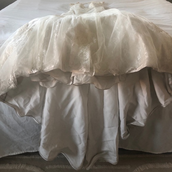 Keyhole Back Lace Ivory Wedding Dress - Picture 4 of 16